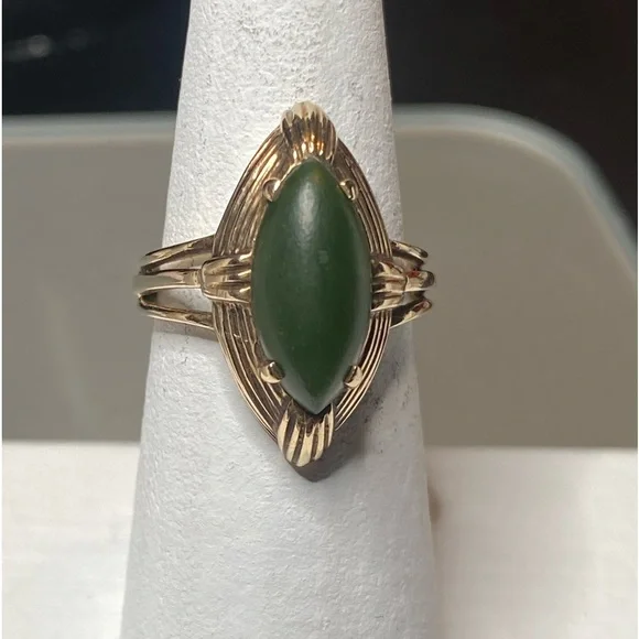 Vintage gorgeous natural Organic jade set in 10k gold.
Size 7 - Picture 3 of 8